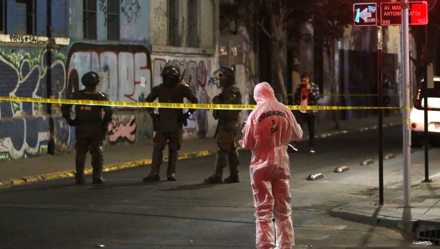 Carabinero fue baleado en la cabeza en medio de fiscalización en el centro de Santiago: se encuentra grave