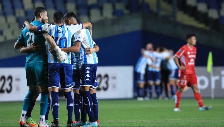 Con golazo de 60 metros incluido: Racing amargó el histórico debut de Ñublense en Copa Libertadores