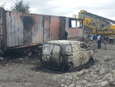 Ataque incendiario dejó al menos dos maquinarias, un cargador frontal y una retroexcavadora afectadas en Toltén