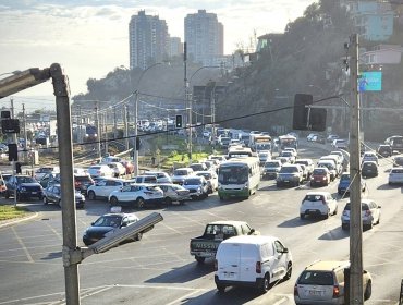 Clásico de Semana Santa: Caos vial en la Av. España por automovilistas que buscan ingresar a la Caleta Portales de Valparaíso