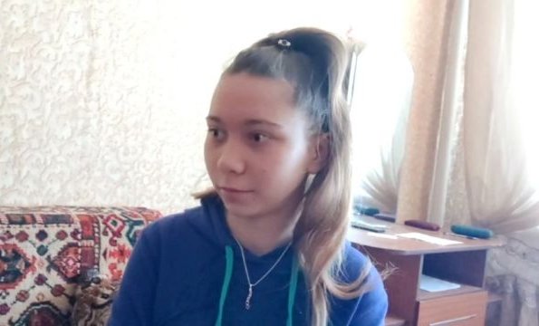 Entregan a su madre a la niña rusa separada de su hogar por hacer un dibujo contra la guerra en Ucrania