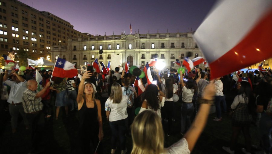 Manifestantes se congregaron en las afueras de La Moneda por muerte del cabo Daniel Palma