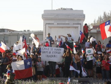 Decenas de personas llegaron a la plaza Baquedano para expresar su apoyo a Carabineros