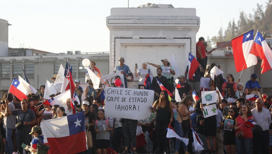 Decenas de personas llegaron a la plaza Baquedano para expresar su apoyo a Carabineros