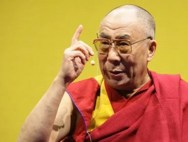 Dalái Lama pidió disculpas por besar a un niño y preguntarle si quería "chuparle la lengua"