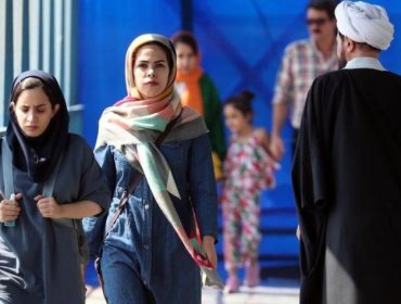 Autoridades iraníes comenzaron a instalar cámaras en lugares públicos para identificar a mujeres que vayan sin velo