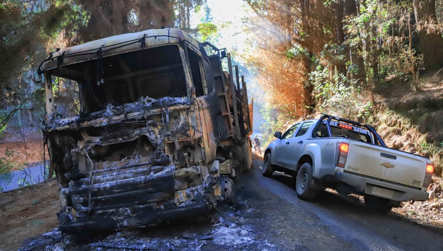 Atentado incendiario destruye cuatro camiones de transporte de alimentos para estudiantes en Victoria