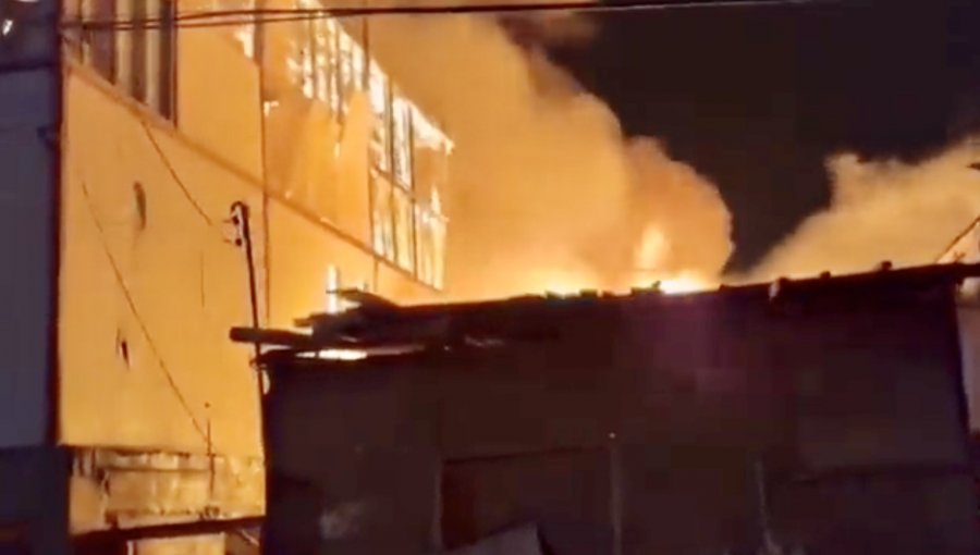 Tres personas fallecieron en incendio que consumió cuatro viviendas en Antofagasta