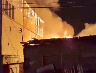 Tres personas fallecieron en incendio que consumió cuatro viviendas en Antofagasta