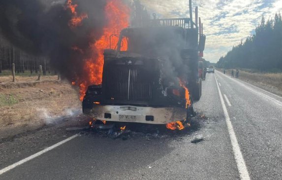 Encapuchados armados intimidaron a conductores y quemaron dos camiones en Collipulli