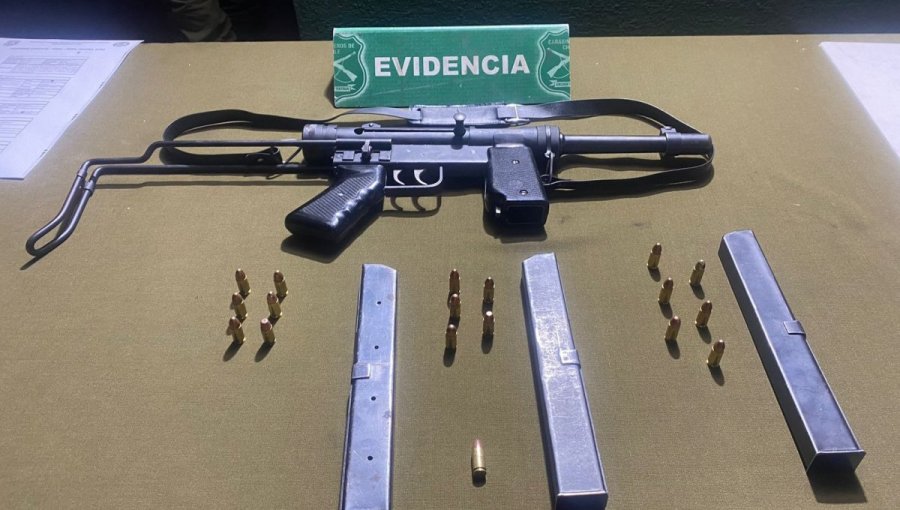 Fiscalización permite incautar un subfusil semiautomático en poder de sujetos que conducían un auto robado en La Pintana