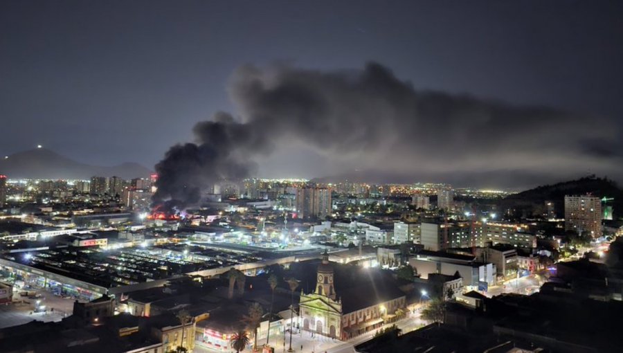 Tres bomberos resultan lesionados tras caer desde 6 metros mientras combatían incendio en Independencia: uno está grave