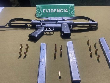 Fiscalización permite incautar un subfusil semiautomático en poder de sujetos que conducían un auto robado en La Pintana