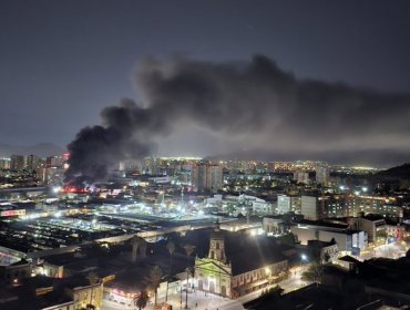 Tres bomberos resultan lesionados tras caer desde 6 metros mientras combatían incendio en Independencia: uno está grave