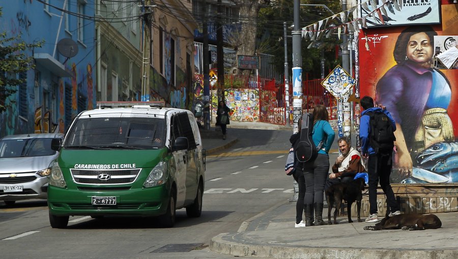 Acuerdan mesa de trabajo y aumentar fiscalizaciones en el barrio Cumming de Valparaíso para combatir la delincuencia