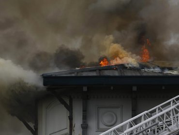 Incendio consume dependencias del Liceo de Aplicación en Santiago: llamas afectan al entretecho del establecimiento
