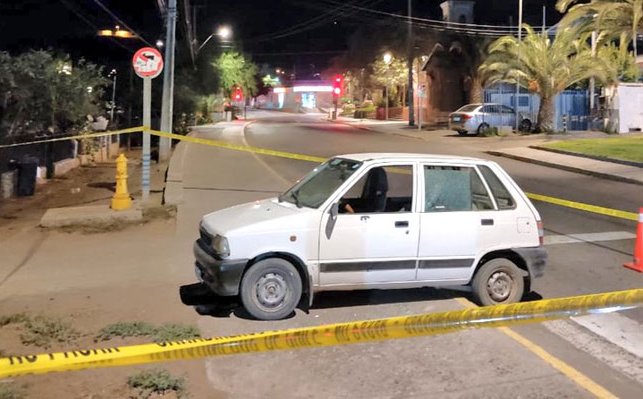 Detienen a dos sujetos que intentaron atropellar a carabineros en Monte Patria: viajaban en auto con encargo por robo