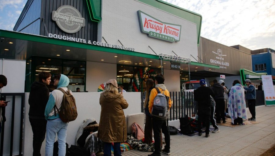 Tienda de donas causa revuelo en Santiago: decenas de personas hacen fila y acampan por apertura de local