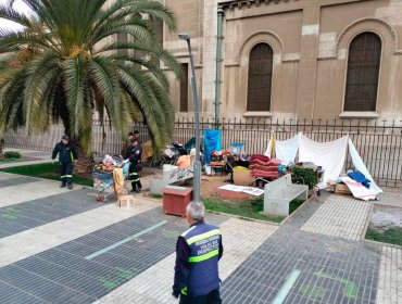 Operativo permite retirar carpas y rucos de la plaza Parroquia y la entrada a la Quinta Vergara en Viña del Mar