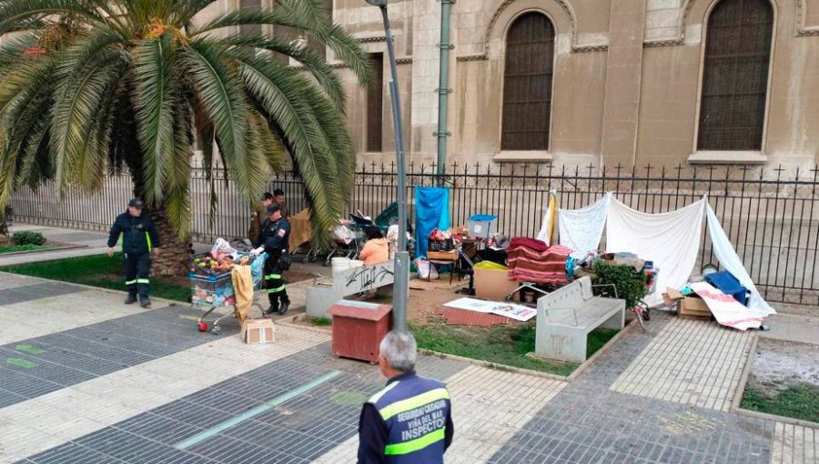 Operativo permite retirar carpas y rucos de la plaza Parroquia y la entrada a la Quinta Vergara en Viña del Mar