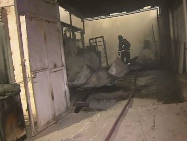 Incendio estructural consumió al menos tres viviendas en Cerrillos: vecinos fueron alertados por fuerte estruendo