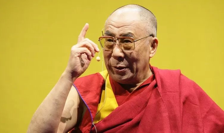 "No se puede ignorar el ángulo político": Líderes tibetanos apuntan a China por el polémico video del Dalái Lama y un niño