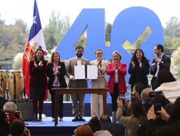 Presidente Boric promulga ley que reduce la jornada laboral en 40 horas semanales: "Es un paso importante en bienestar y calidad de vida"