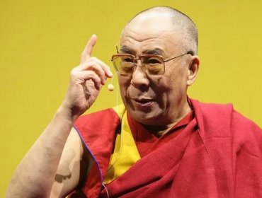 "No se puede ignorar el ángulo político": Líderes tibetanos apuntan a China por el polémico video del Dalái Lama y un niño