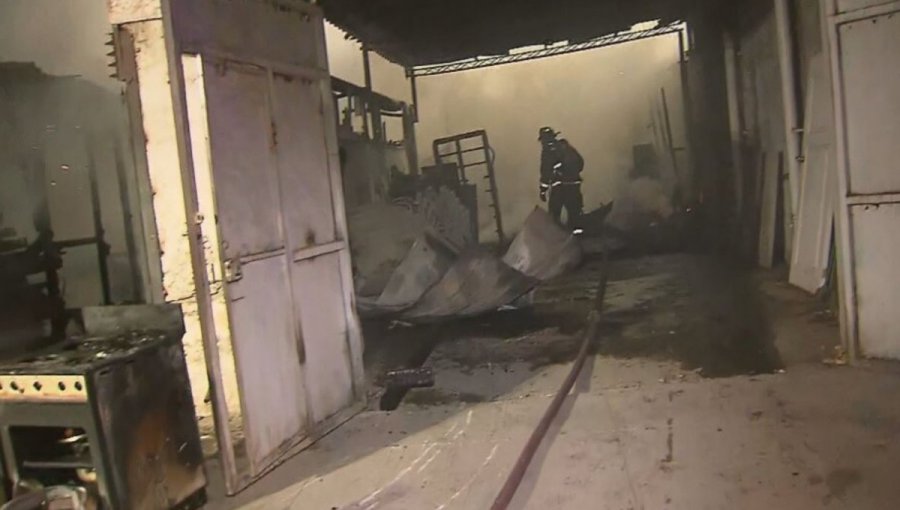 Incendio estructural consumió al menos tres viviendas en Cerrillos: vecinos fueron alertados por fuerte estruendo