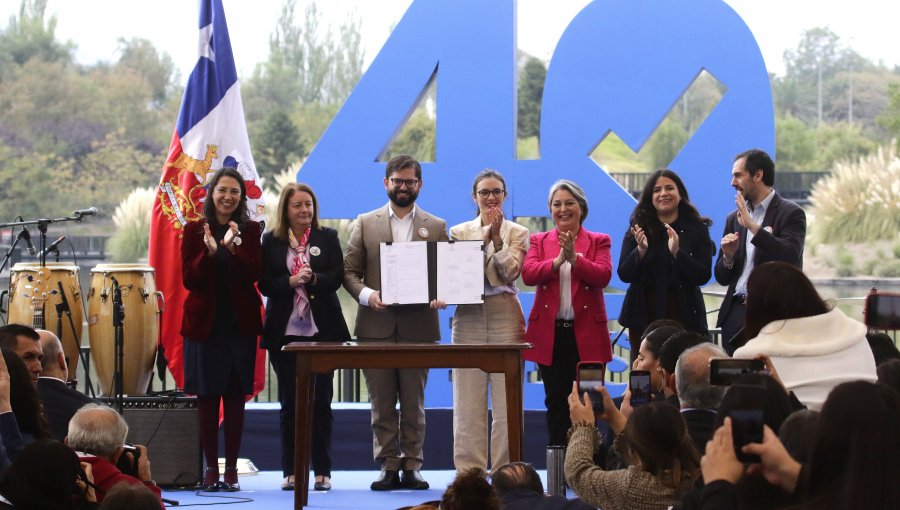 Presidente Boric promulga ley que reduce la jornada laboral en 40 horas semanales: "Es un paso importante en bienestar y calidad de vida"