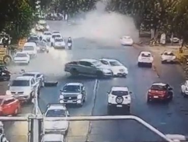 Delincuente que conducía camioneta robada provocó colisión múltiple al huir de Carabineros en Conchalí: intentó atropellar a uniformado
