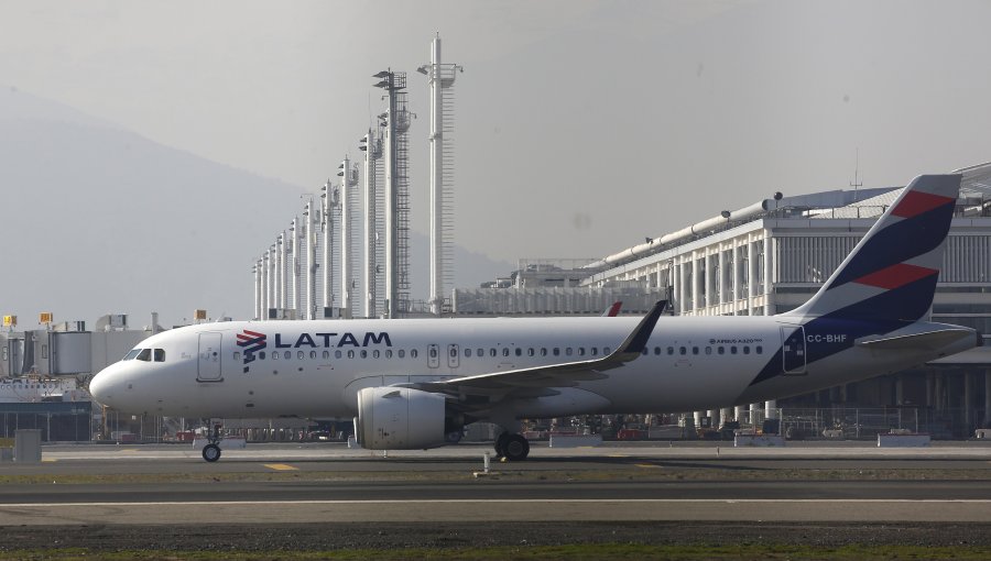 Bandada de aves puso en riesgo operación de Aeropuerto de Santiago: Se suspendieron operaciones por más de media hora