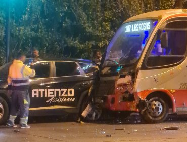 14 lesionados deja la colisión entre microbús y vehículos menores en sector Miraflores de Viña del Mar