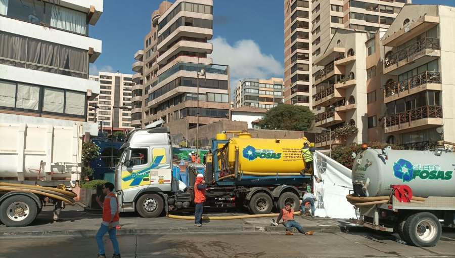 Un trabajador falleció y otros seis resultaron intoxicados durante mantenimiento en planta elevadora de aguas servidas en Antofagasta