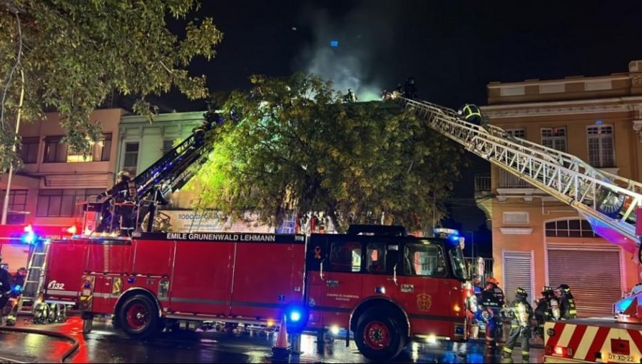 Incendio en dos inmuebles de Santiago deja dos lesionados: uno con quemaduras y otro con fractura por saltar de un segundo piso