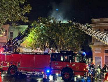 Incendio en dos inmuebles de Santiago deja dos lesionados: uno con quemaduras y otro con fractura por saltar de un segundo piso
