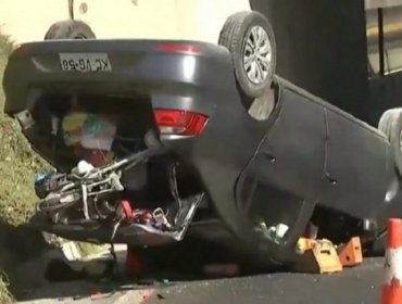 Automóvil con una madre y sus hijos de 10 y 3 años cae de puente y termina volcado en la Autopista Central