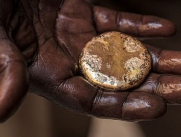 Cómo el oro se volvió una "maldición" para Sudán y qué tiene que ver con los enfrentamientos que han dejado 180 muertos