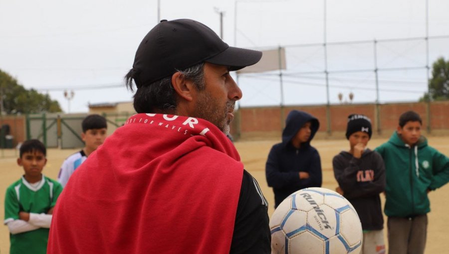 La nueva vida de Moisés Villarroel: el ex mundialista de Francia '98 que hoy prepara a las futuras promesas del fútbol en Valparaíso