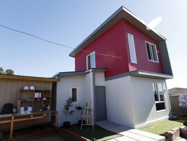 Entregan primera vivienda definitiva a familia afectada por megaincendio en Viña del Mar