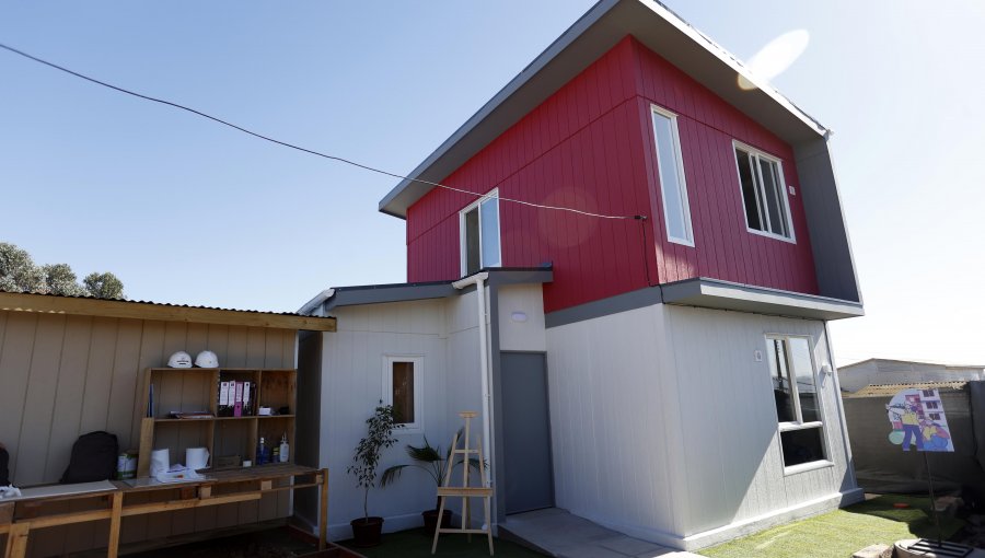 Entregan primera vivienda definitiva a familia afectada por megaincendio en Viña del Mar