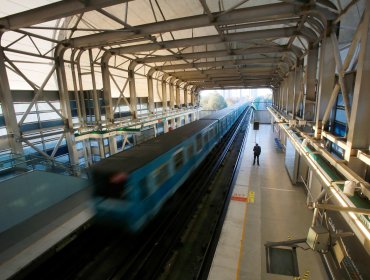 Metro de Santiago informó de problemas de energización en la Línea 5: Servicio opera solo entre Las Parcelas y Vicente Valdés