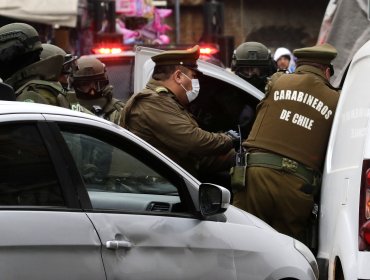 Víctima logra reducir a delincuente que intentó robarle su celular en Valparaíso: fue detenido por motoristas de Carabineros