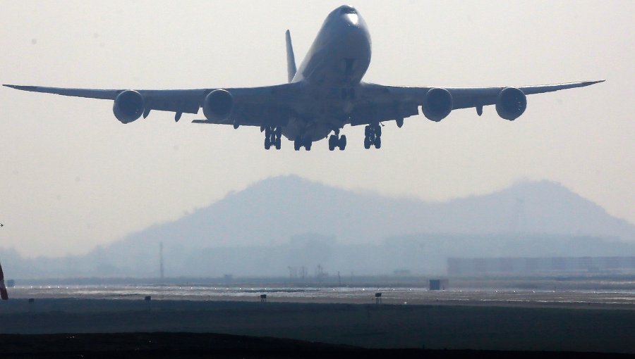 Aeropuerto de Santiago reanudó operación de pistas tras suspensión por masiva presencia de aves migratorias