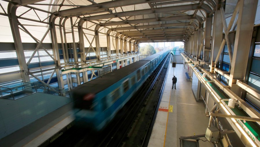 Metro de Santiago informó de problemas de energización en la Línea 5: Servicio opera solo entre Las Parcelas y Vicente Valdés