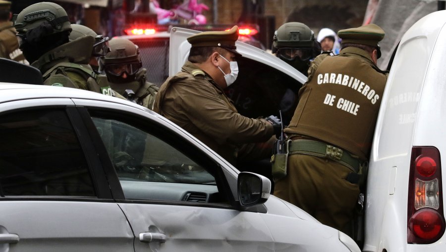 Víctima logra reducir a delincuente que intentó robarle su celular en Valparaíso: fue detenido por motoristas de Carabineros