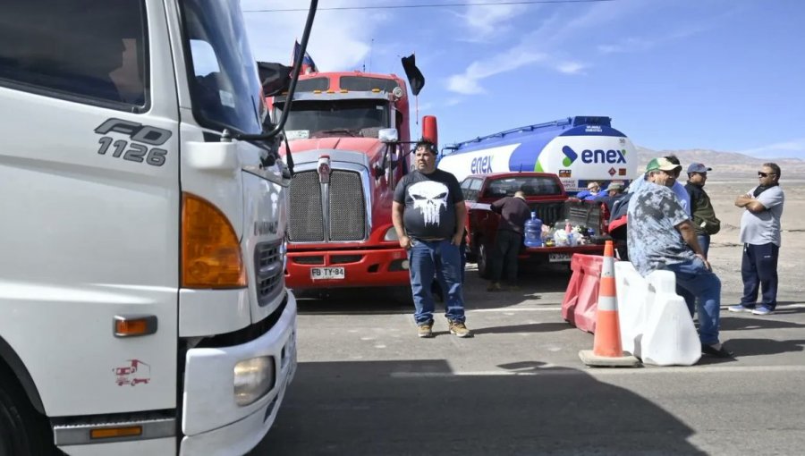 Paro en Calama: Manifestantes cortaron accesos a la ruta 5 Norte y al aeropuerto