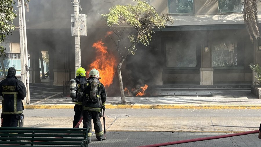 Incendio en cámara eléctrica subterránea provocó cortes de luz y de tránsito en Providencia