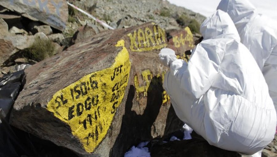 Retoman las labores de limpieza de rayados en la cumbre del cerro La Campana en Olmué