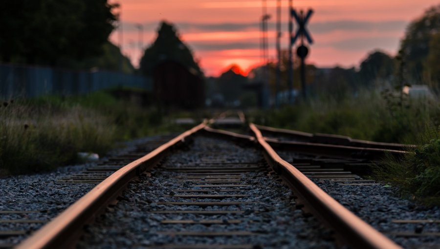 Hombre en estado de ebriedad fue arrollado por tren de carga tras quedarse dormido en línea férrea en Llay Llay